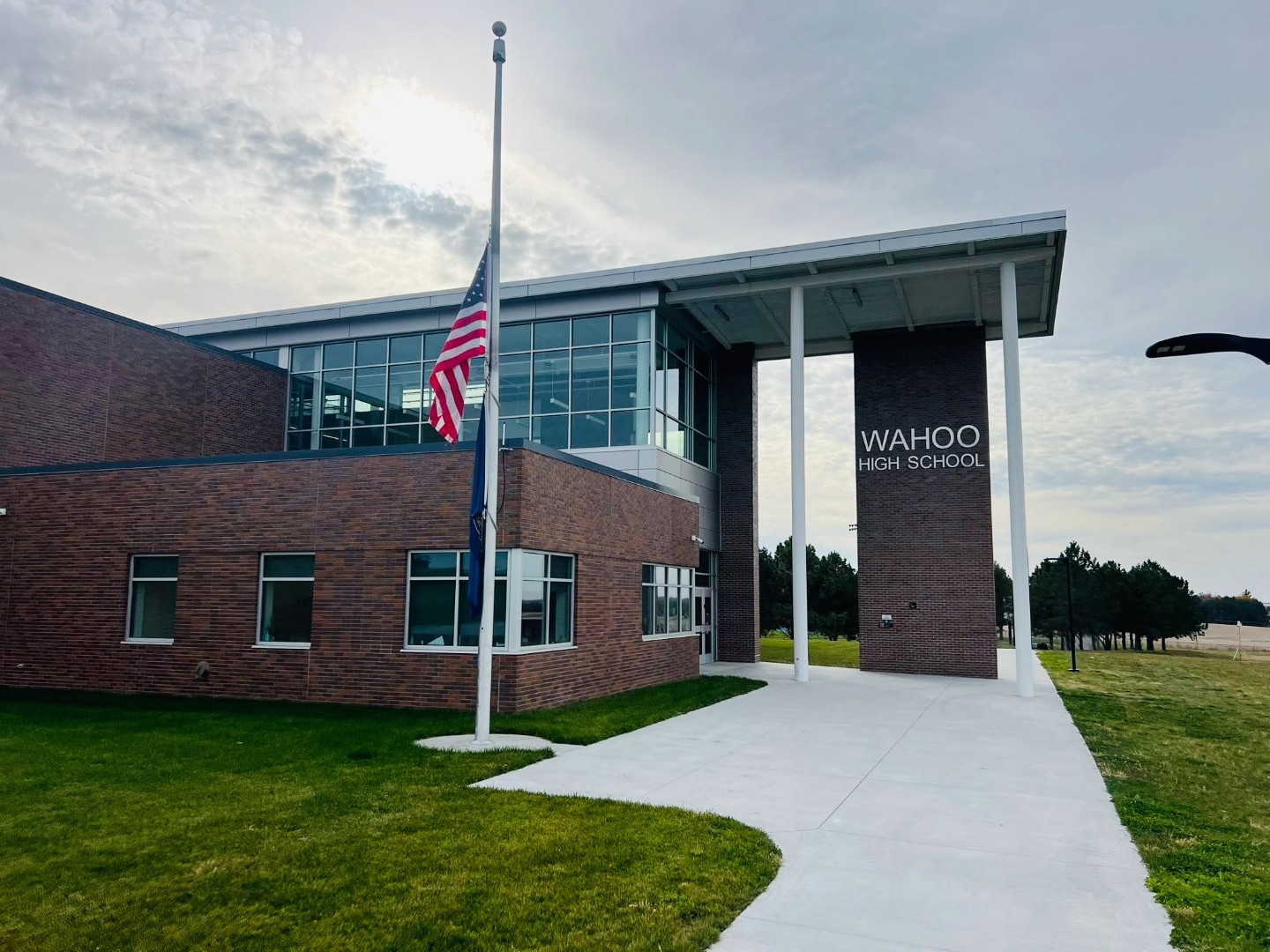 An image of the front of Wahoo High School.